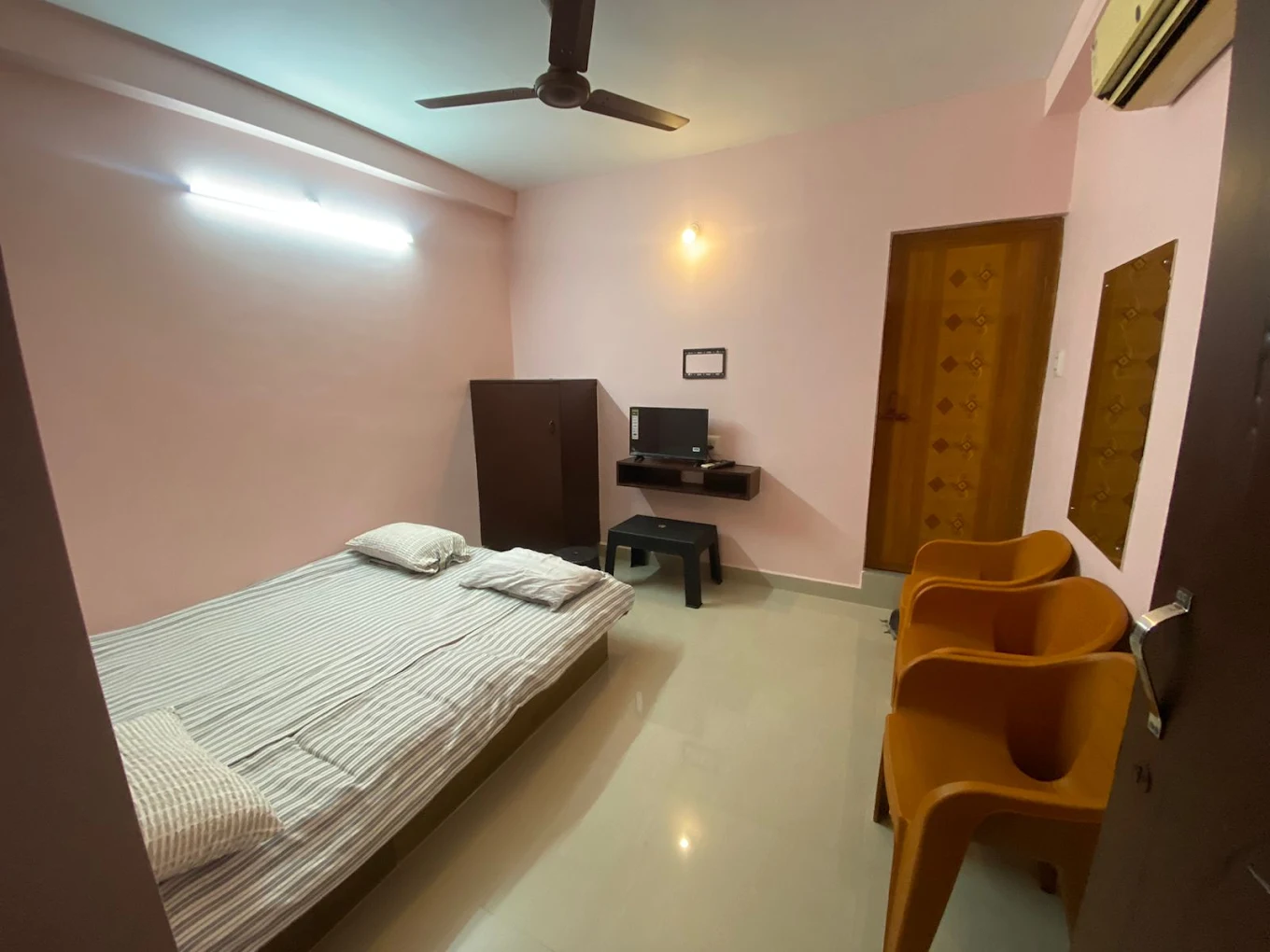 Single Executive AC Room Auroville - Business traveler accommodation